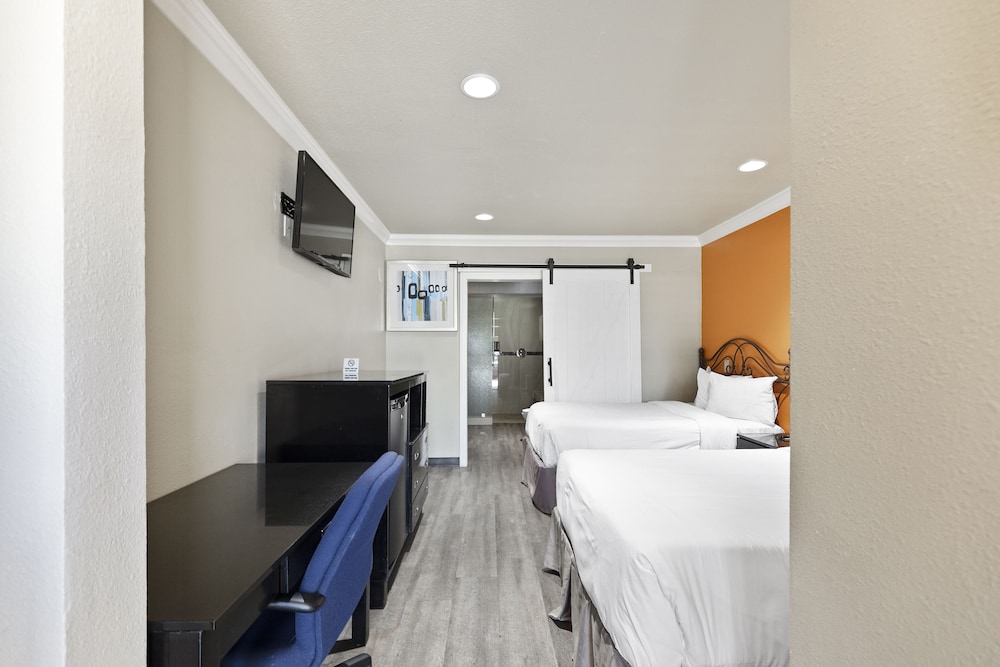 Deluxe Room, 2 Double Beds, Non Smoking, Ground Floor - Photo 8
