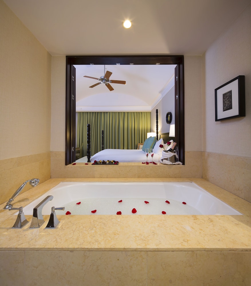 Suite, 1 King Bed, Balcony - Photo 9