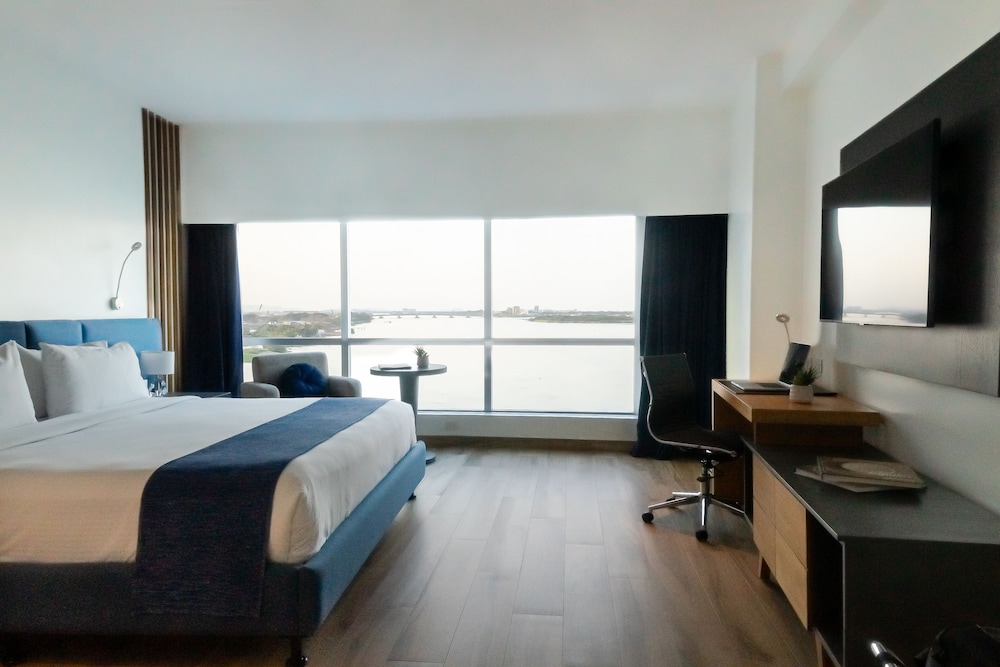 Business Room, 1 King Bed, Non Smoking, River View photo 2