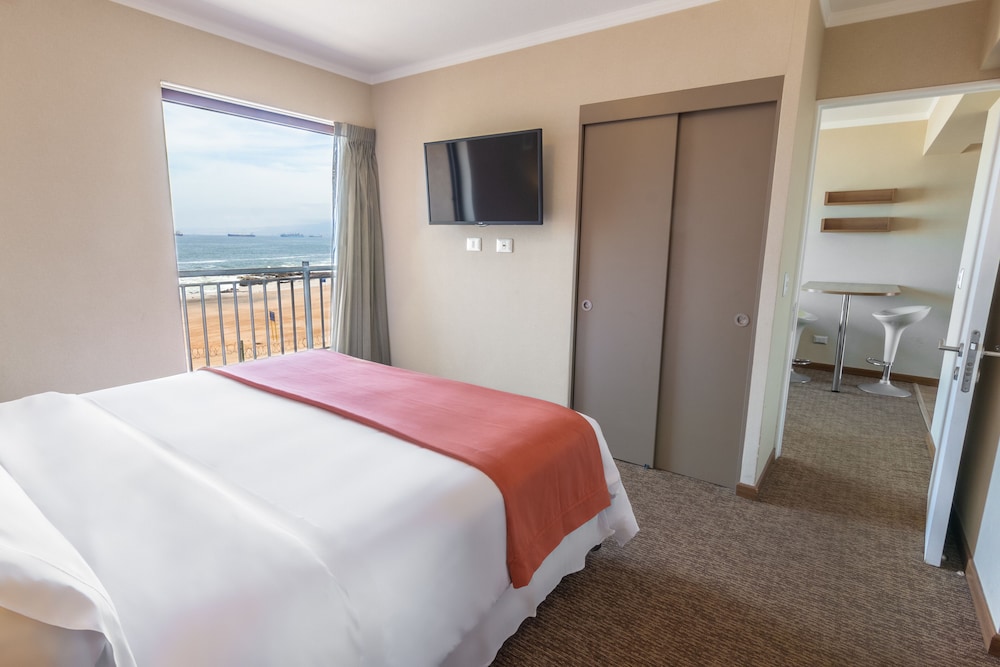 Junior Suite, 1 King Bed, Balcony, Beach View photo 2