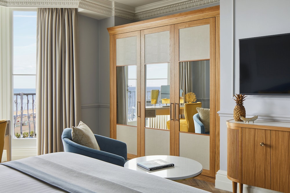 Feature King Room with View thumbnail 5