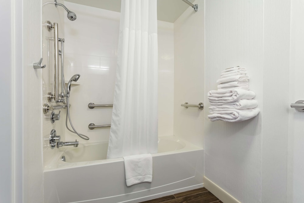 Suite, Accessible, Bathtub - Photo 5