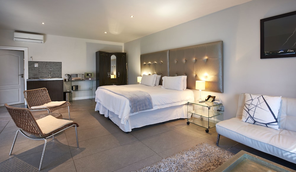 Penthouse, 1 King Bed, Garden View photo 3