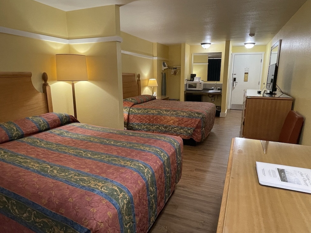 Standard Room, 2 Queen Beds - Photo 1