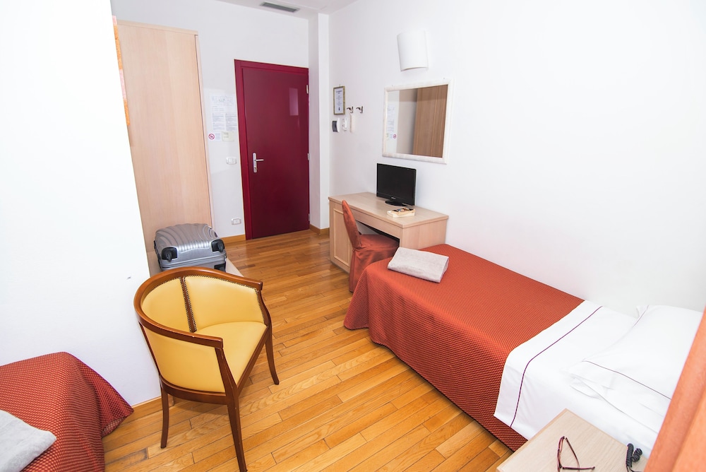 Standard Double or Twin Room - Photo 4
