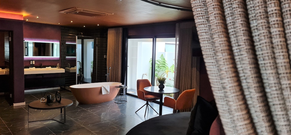Romantic Suite, 1 King Bed, Terrace, Garden Area photo 1