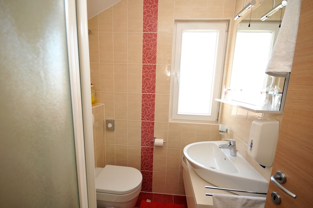 Double Room - Photo 6