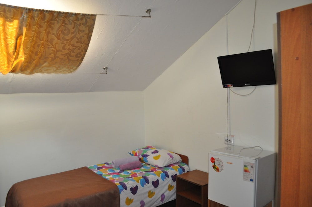 Economy Triple Room, 3 Twin Beds photo 1