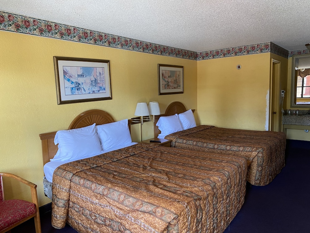 Room, 2 Queen Beds, Smoking - Photo 5