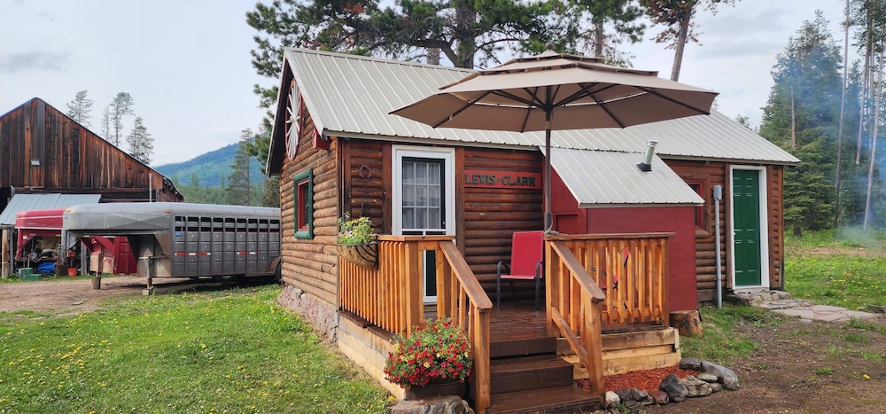 Traditional Cabin photo 2