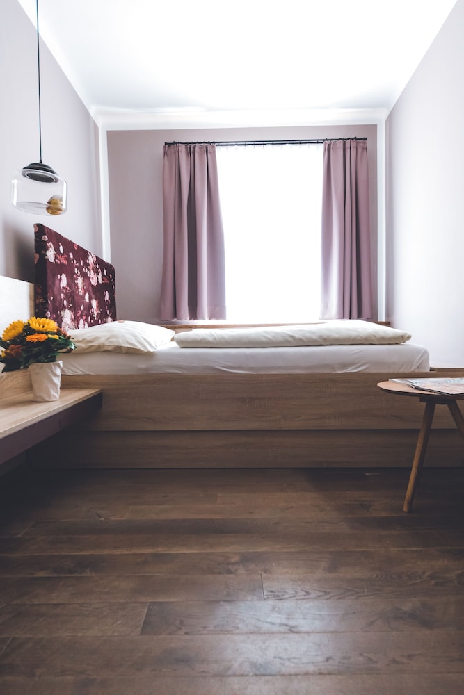 Single Room thumbnail 5