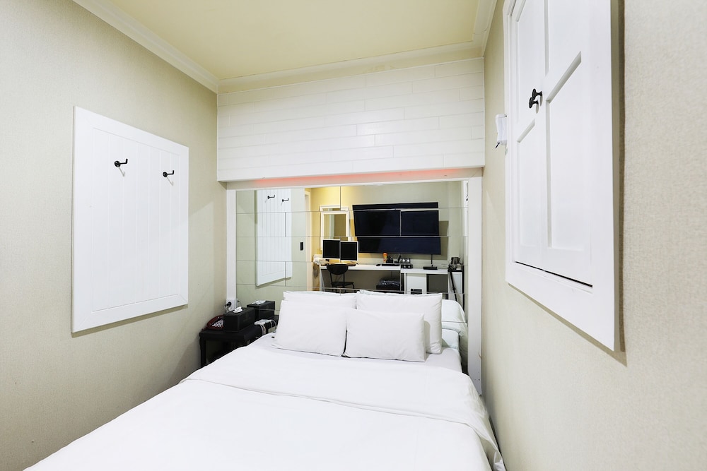 Basic Double Room, 1 Queen Bed