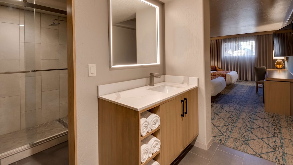 Standard Room, 2 Queen Beds, Refrigerator & Microwave (Walk-in Shower) thumbnail 5