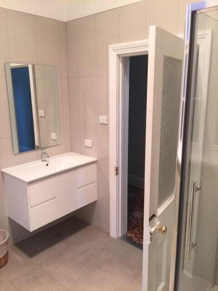 Queen Room, Ensuite photo 2