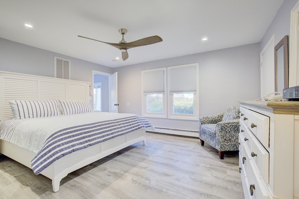 Room 30 Room, Carriage House (Room 30- Max 4 people)