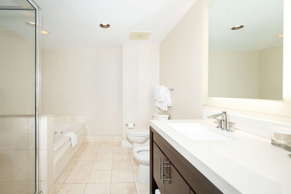 Suite, 1 King Bed, Non Smoking, Partial Ocean View - Photo 6