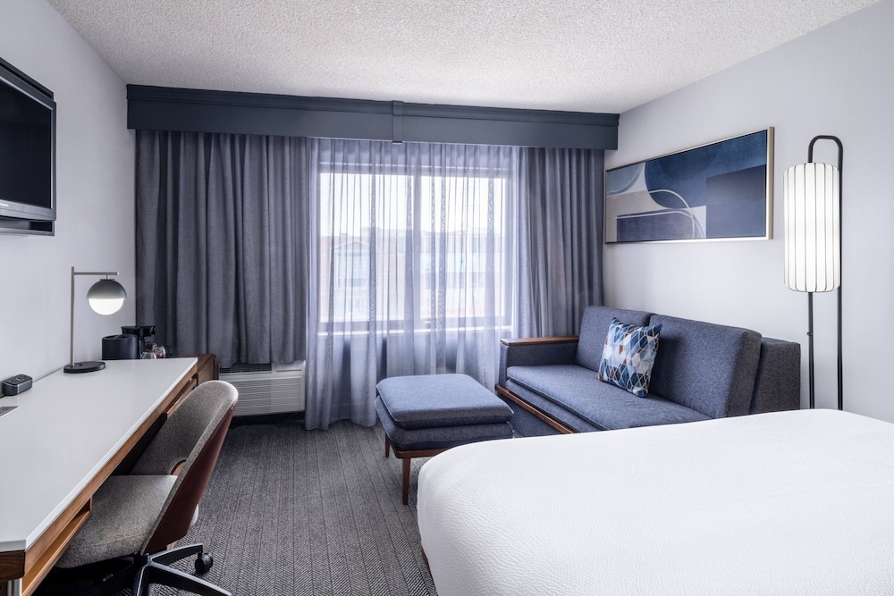Room, 1 King Bed with Sofa bed (Hearing Accessible) - Photo 2
