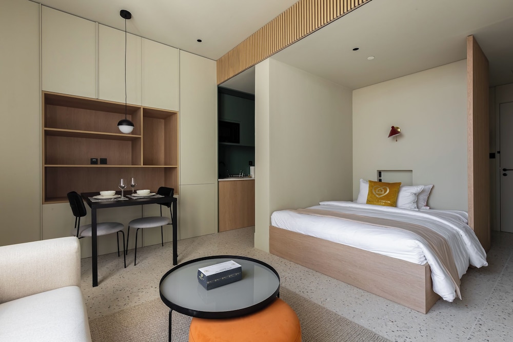 Deluxe Studio, 1 Queen Bed, Non Smoking photo 1