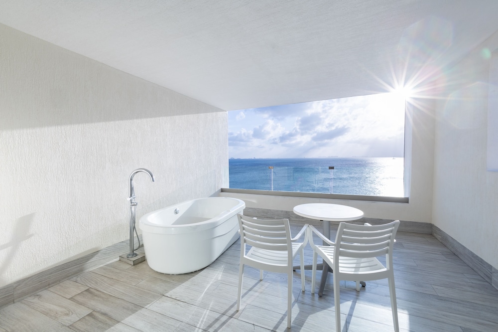 Superior Room, 1 King Bed, Bathtub, Sea View thumbnail 5