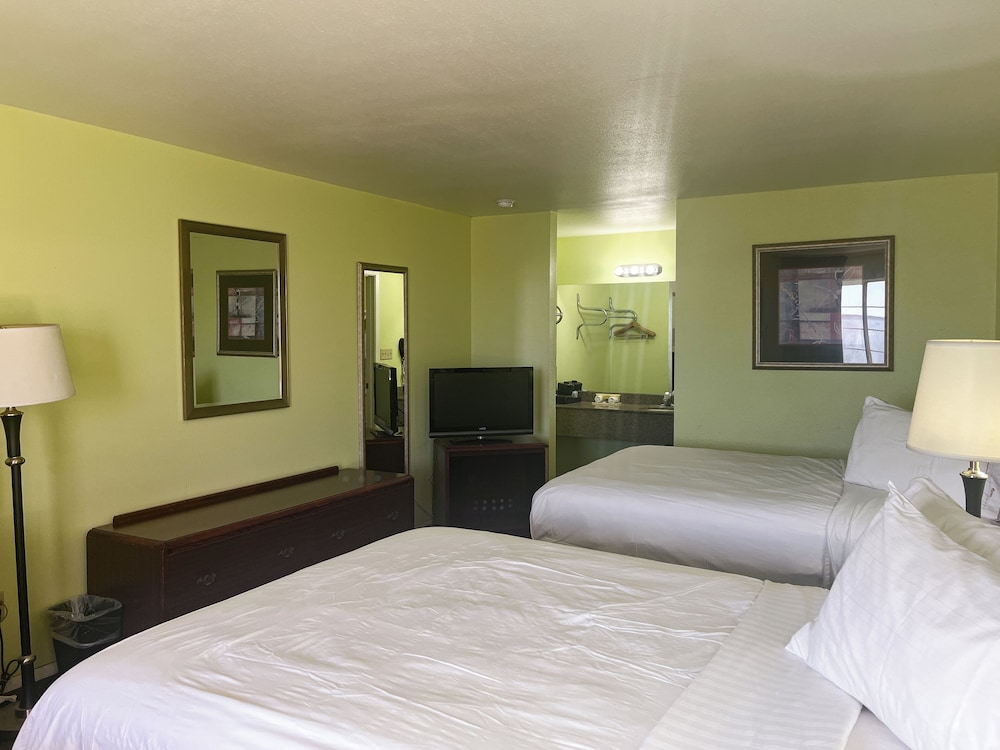 Deluxe Room, 2 Queen Beds, Non Smoking, Refrigerator & Microwave photo 3
