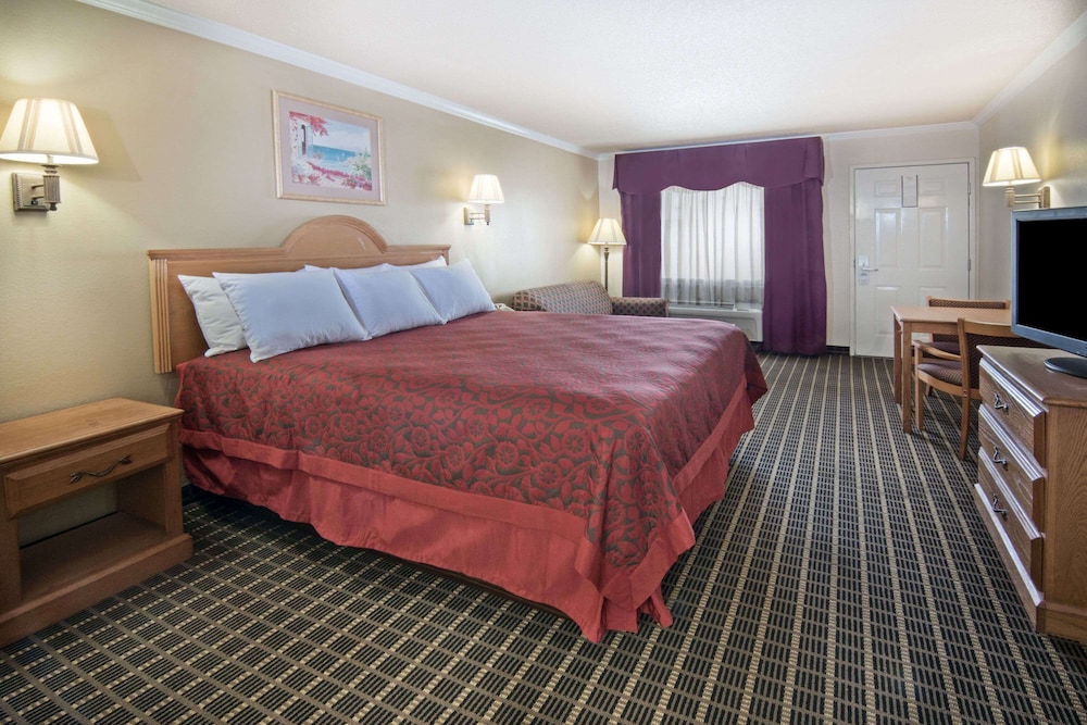 Standard Room, 1 King Bed, Accessible - Photo 4