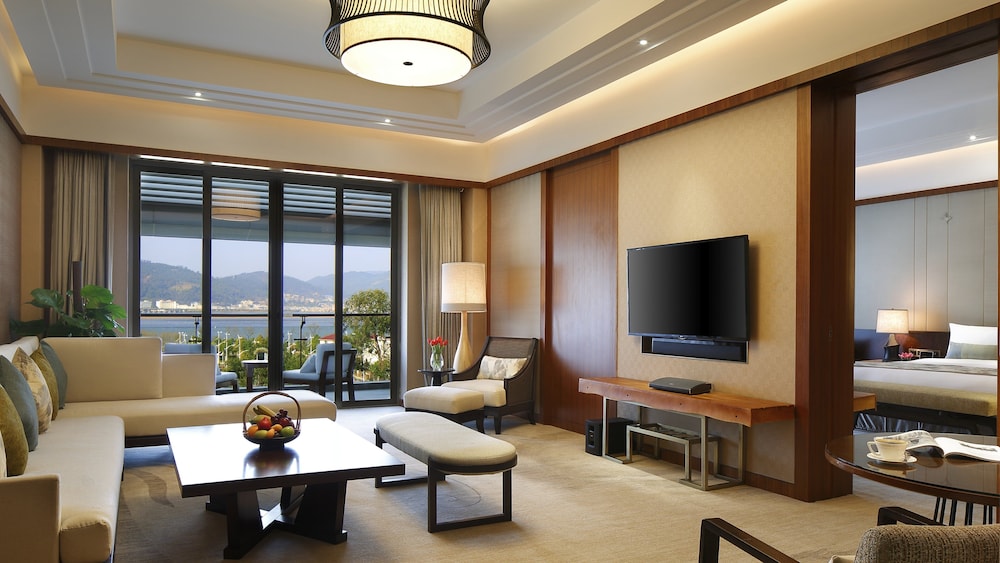 1 King Bed 1 bedroom Suite Lake View Lounge Access