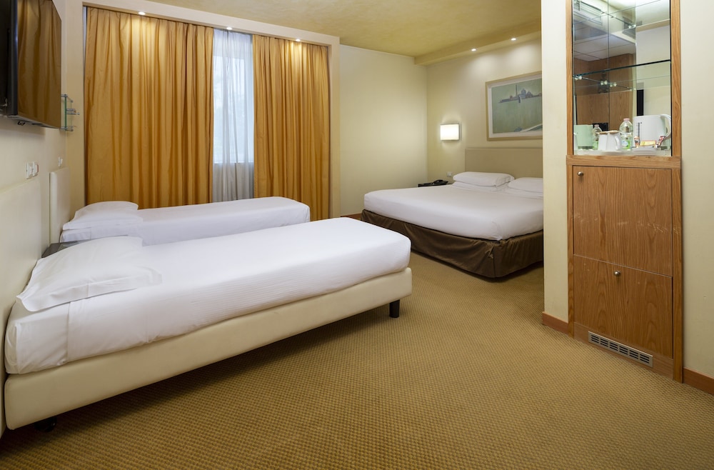 Premium Room, Multiple Beds - Photo 2