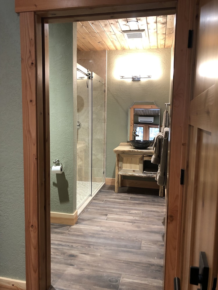 Deluxe Single Room, 1 King Bed, Ensuite, Mountain View photo 2