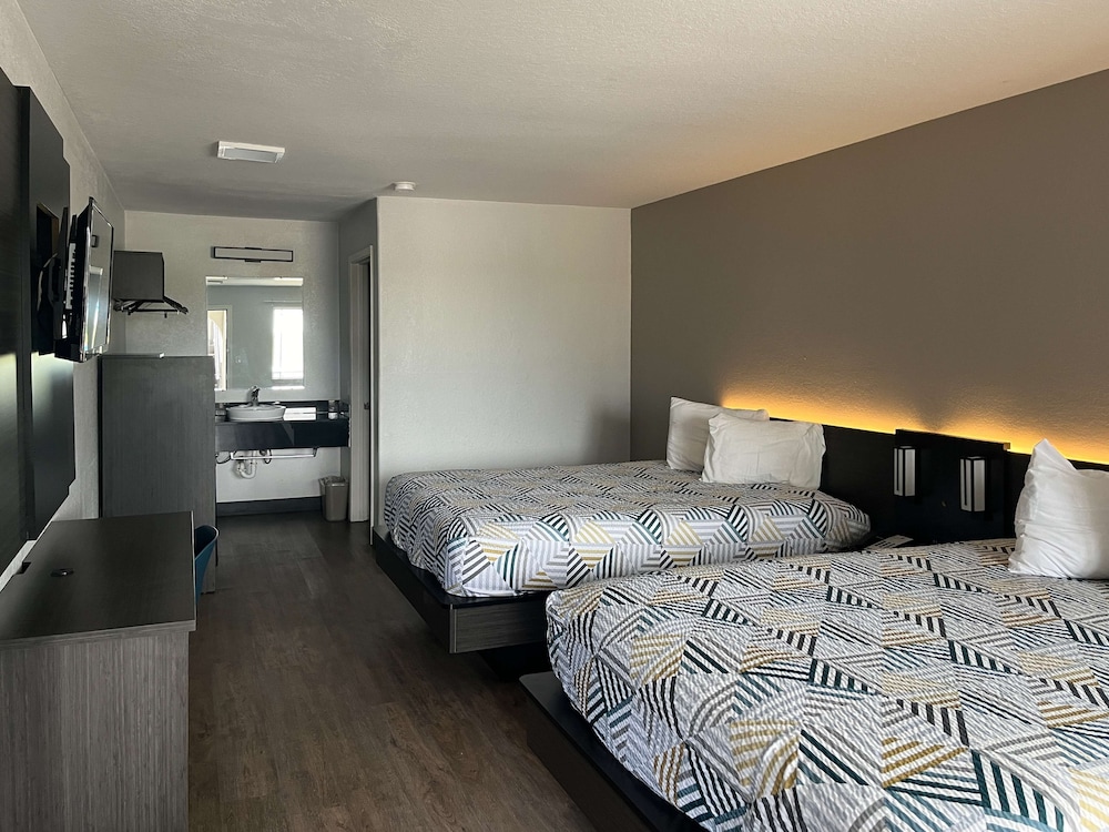 Standard Room, 2 Queen Beds, Smoking photo 2