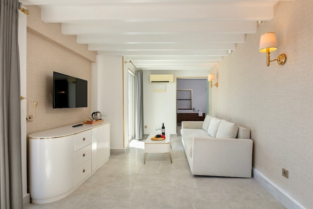 Mediterranean Suite with Panoramic Terrace thumbnail 5