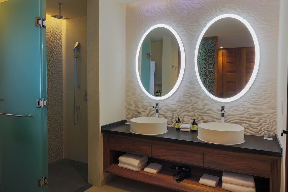 Platinum King Junior Suite - Photo 5