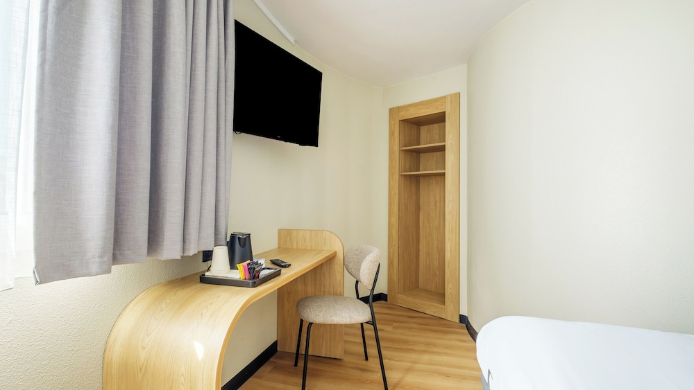 Junior Suite, 1 Queen Bed with Sofa bed - Photo 3
