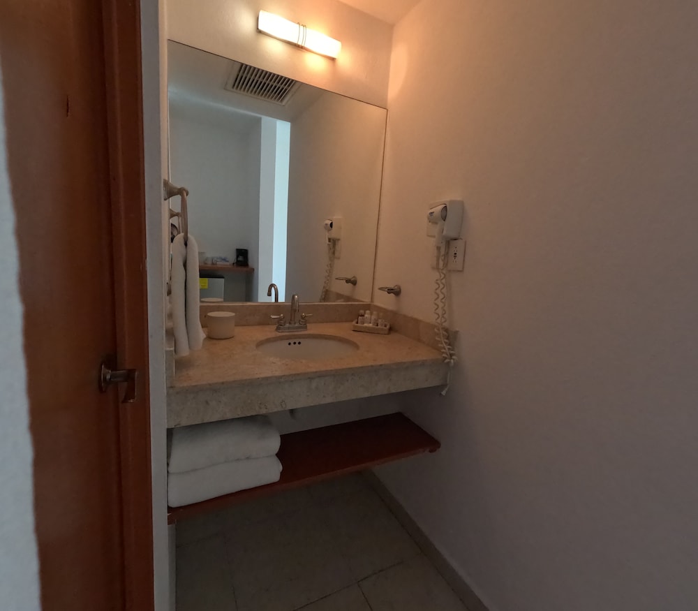 Standard Room, 1 Bedroom, Partial Ocean View - Photo 5