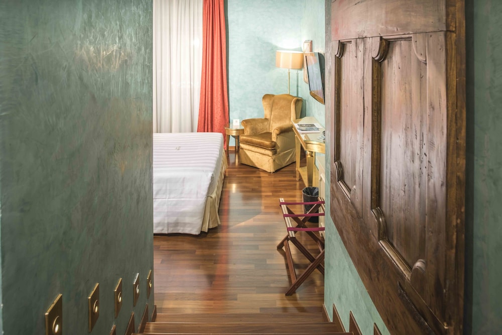 Deluxe Room (Tower with Jacuzzi)