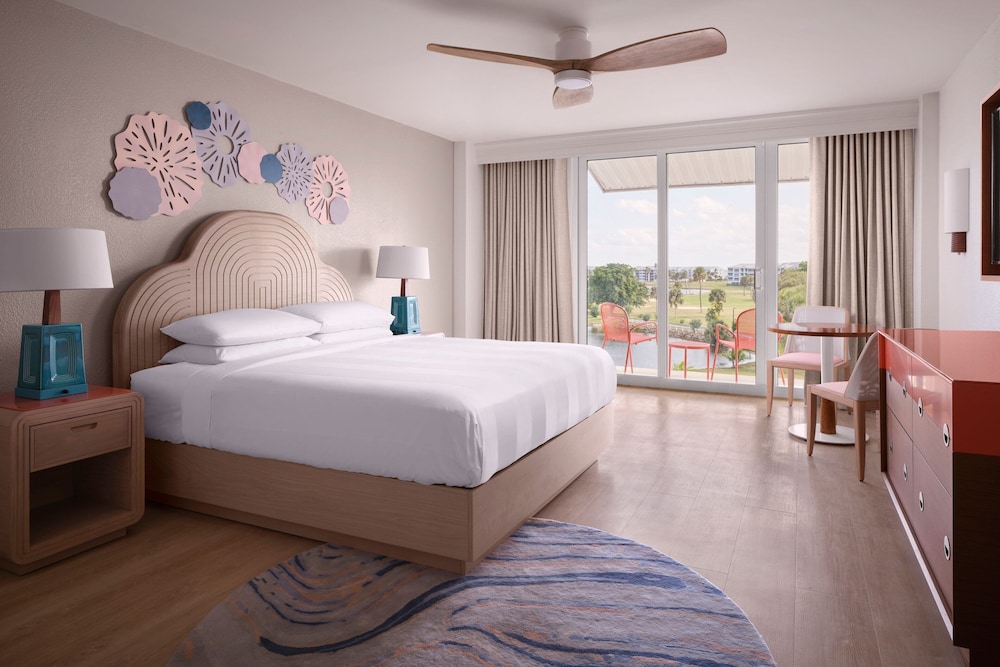Room, 1 King Bed, Balcony (Balcony) - Photo 1