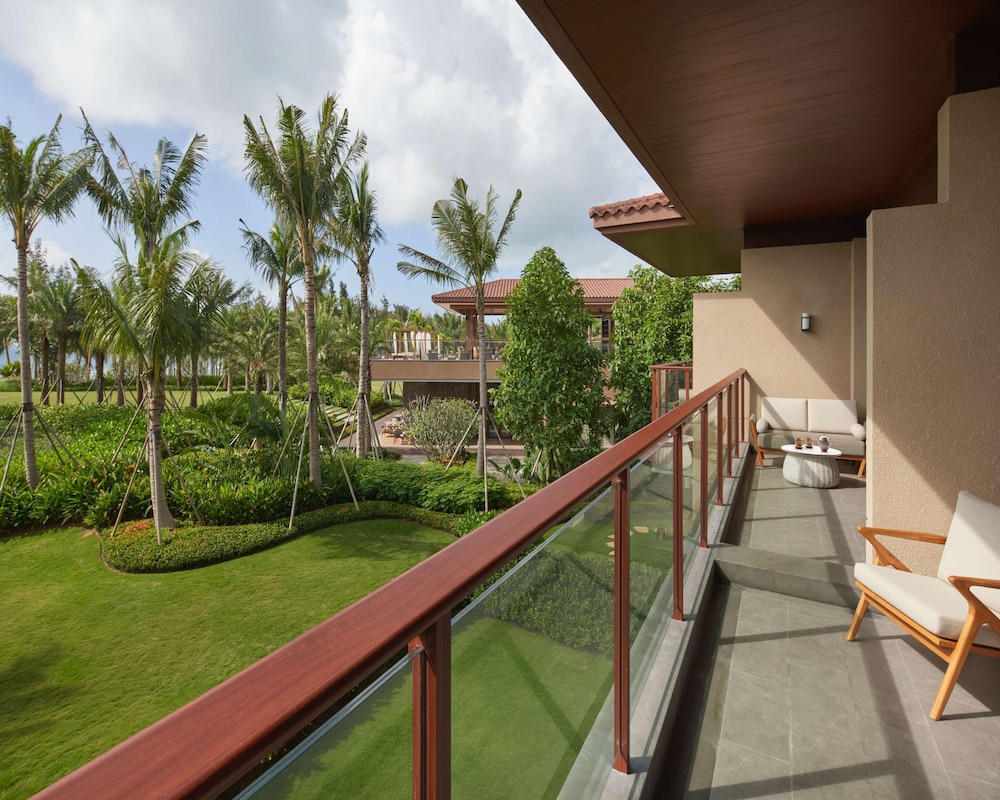 Premium Suite, 1 King Bed, Ocean View - Photo 2