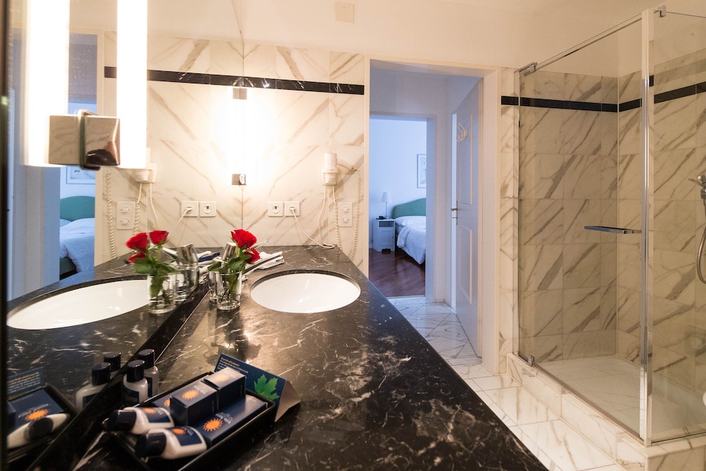 Premium Suite, Lake View - Photo 4