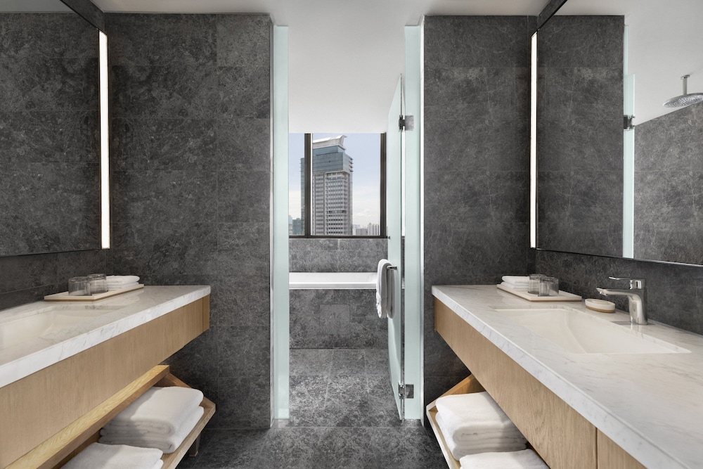 Club Suite, 1 King Bed, City View - Photo 4