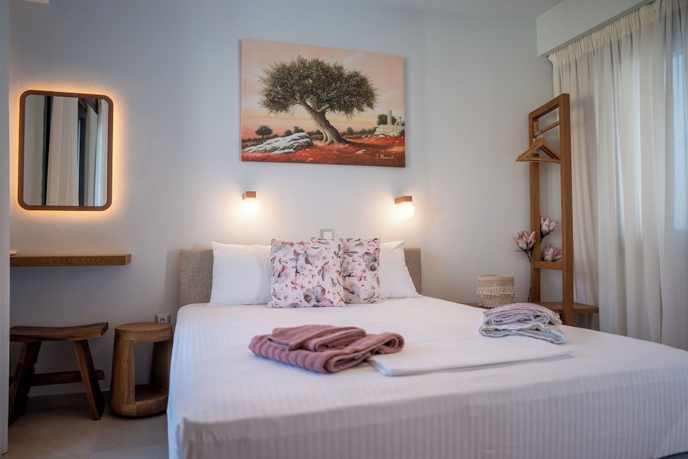Honeymoon Studio Suite, Jetted Tub, Mountain View photo 2