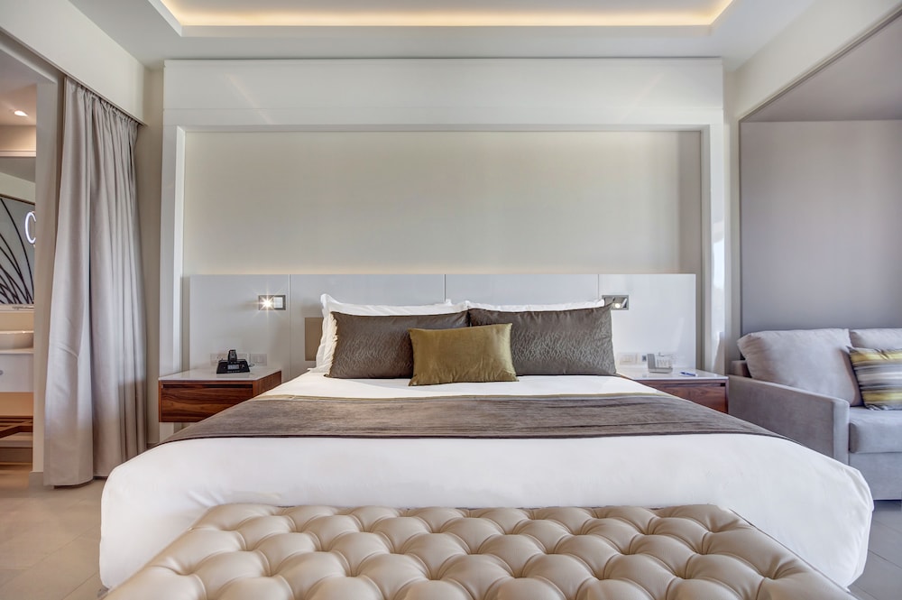 Luxury Junior Suite Ocean View photo 3