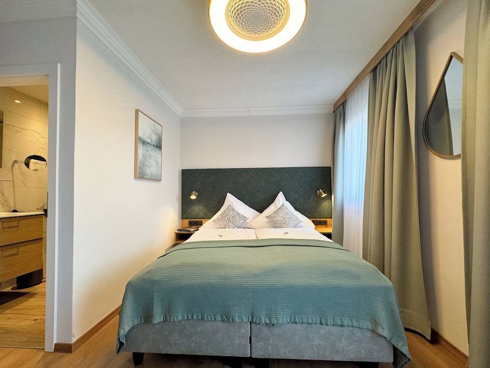 Panoramic Double Room, 1 Queen Bed, Balcony, Lakeside photo 1
