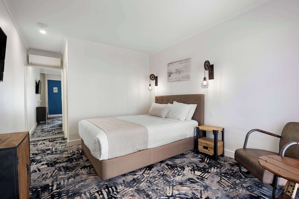 Standard Room, 1 Queen Bed, Garden View - Photo 4
