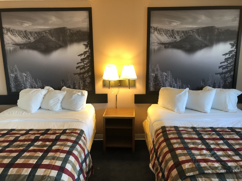 Room, Multiple Beds, Microwave - Photo 2
