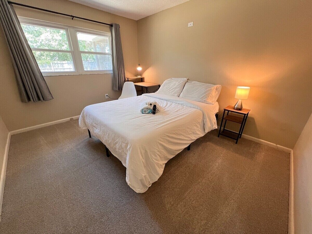 Double Room, Shared Bathroom (Room 4)