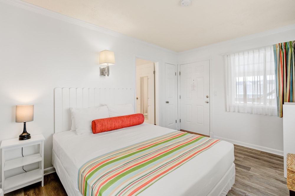 Classic Room, 1 Queen Bed, Pool View