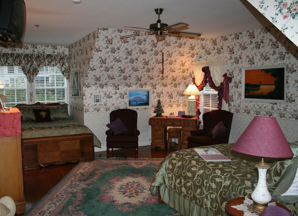 Executive Studio Suite, 1 King Bed with Sofa bed, Ensuite, Lake View Pet Friendly (Captains Quarters photo 1