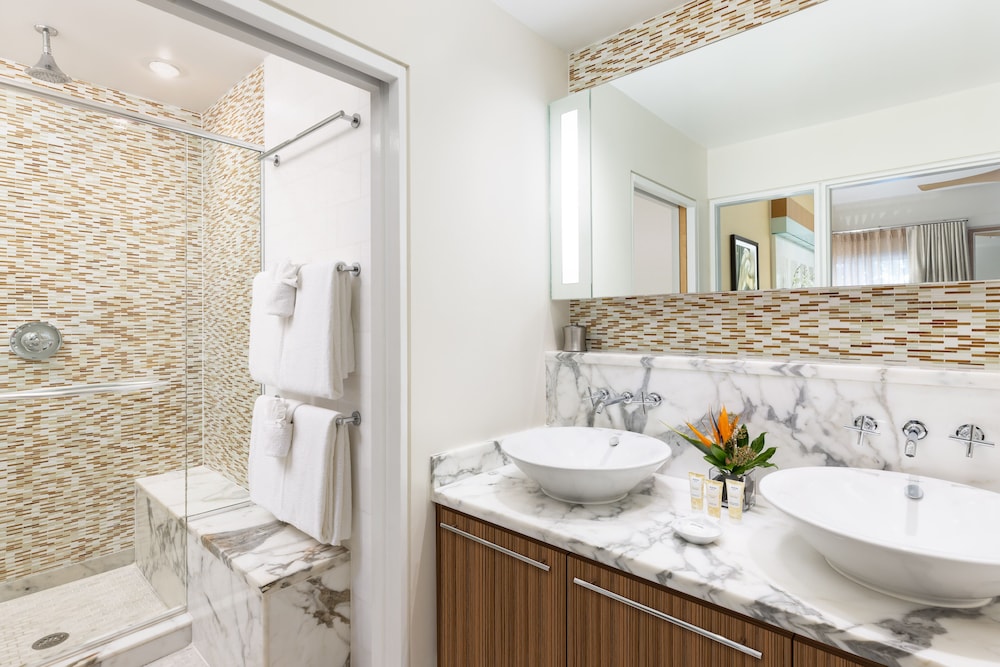 Luxury 1 Bedroom Bi-level Garden View Suite photo 3