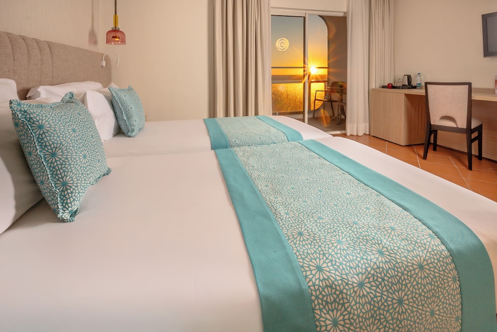 Premium Room, 2 Twin Beds, Partial Sea View