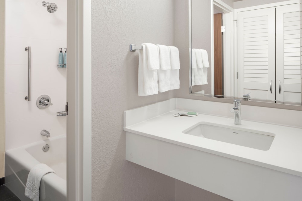 Suite, 2 Double Beds - Photo 15