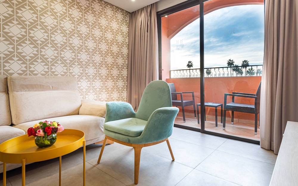 Junior Suite, Pool View thumbnail 6